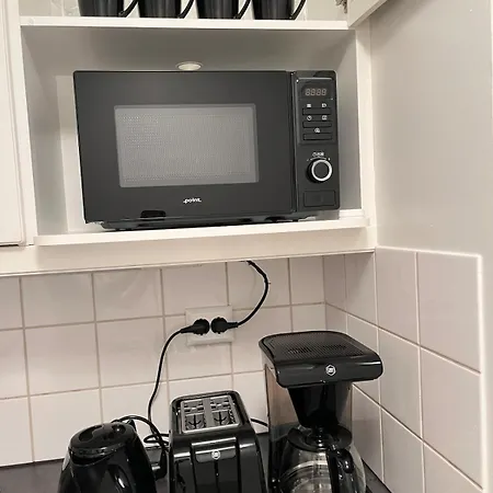 Bright Sauna 50m To Train, Near Airport Apartman *