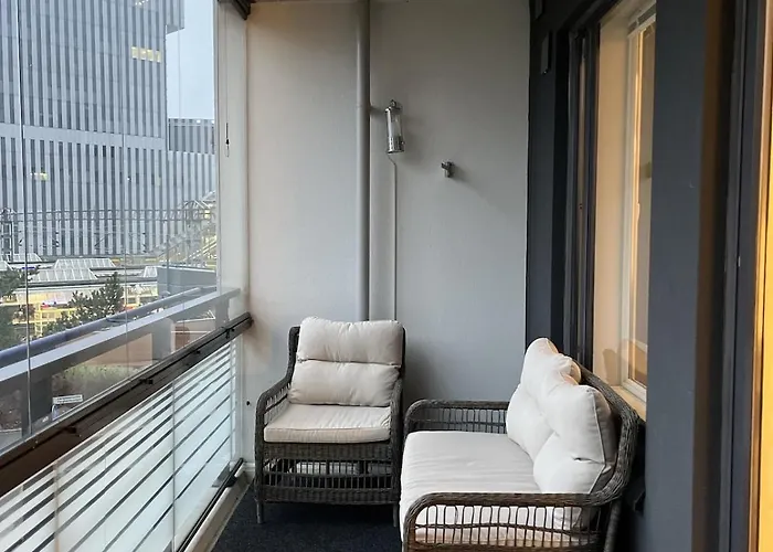 公寓 Bright Sauna 50m To Train, Near Airport 万塔