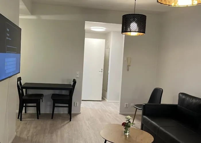 Bright Sauna 50m To Train, Near Airport 公寓 万塔